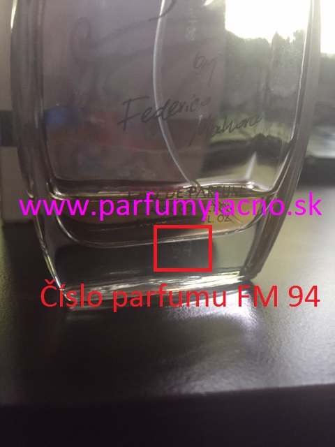 Detail flakónu parfumu FM s vygravírovaným číslom parfumu FM